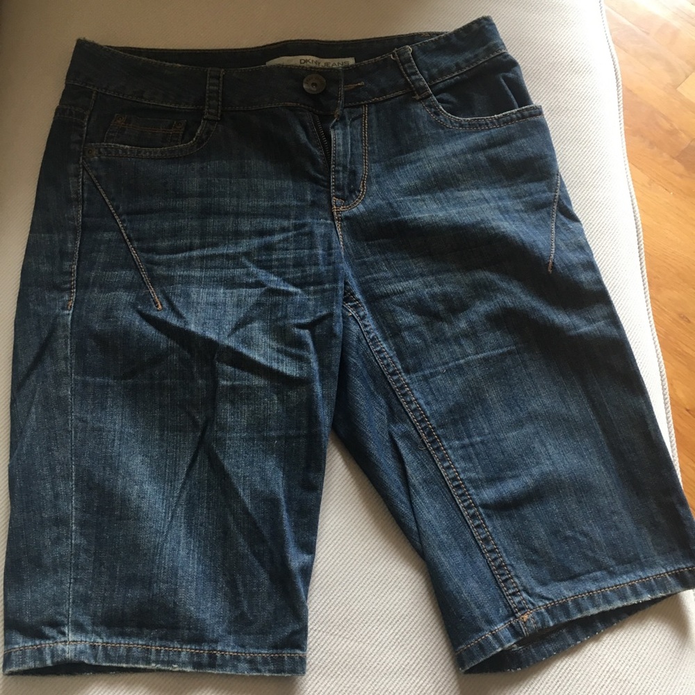 DKNY - Bermuda Denim Short.